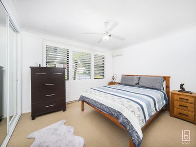 20 Campbell Parade, Mannering Park