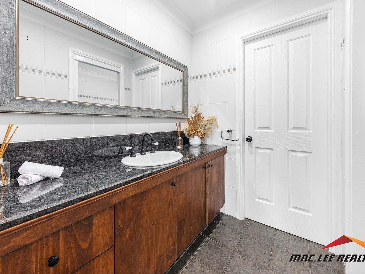 27 Station Road East, Fountaindale