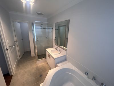 30 Harden Park Trail, Carramar