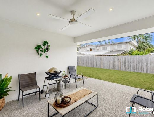 Immaculate Home with Side Access & Short Walk to Town image 20