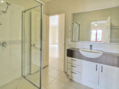 8 Honeypot Avenue, Springfield Lakes