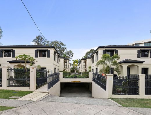 Furnished three bedroom townhouse in Indooroopilly!