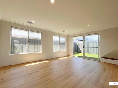 24 Kembla Way, Lakelands