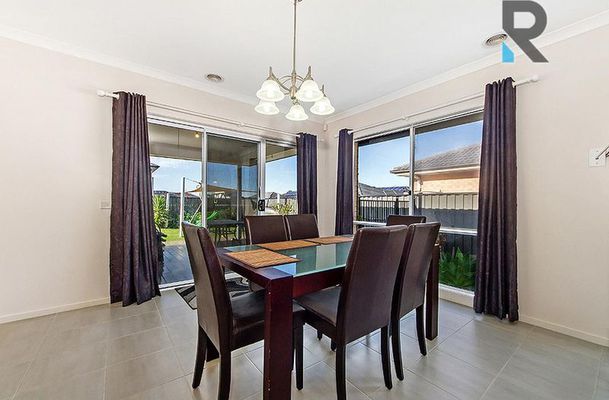 16 Beveridge Drive, Roxburgh Park