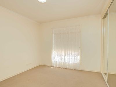 1 / 25 Hayes Drive, Horsham