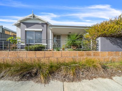 4 Strathclyde Circuit, Champion Lakes