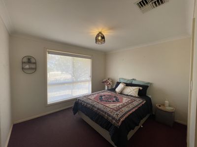 1 / 93 Twickenham Drive, Dubbo