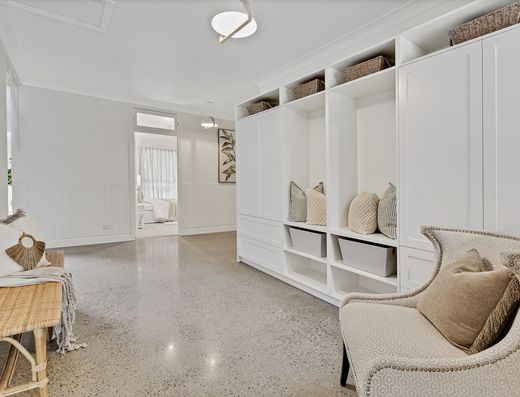 Well appointed upstairs residence in leafy surrounds image 9 Well appointed upstairs residence in leafy surrounds image 9