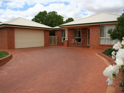 11 Ken McMullen Place, Dubbo