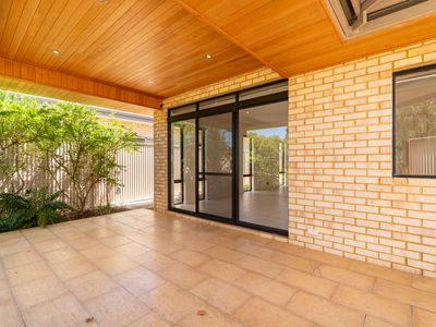 13 Coniston Bend, Waikiki