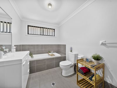 35  Talana Hill Dr, Edmondson Park