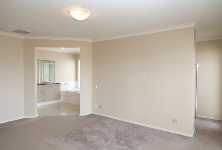 7 Waterstone Cove, Sanctuary Lakes