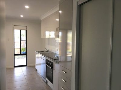 2 / 102 Bradman Way, Urangan