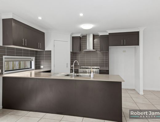 Spacious Family Home in the Heart of Peregian Springs - 5 Bedrooms + Media Room image 5