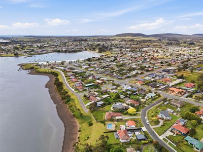 8 River Leads Drive, George Town