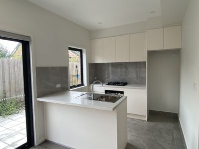 2 / 18 Whitelaw Street, Reservoir