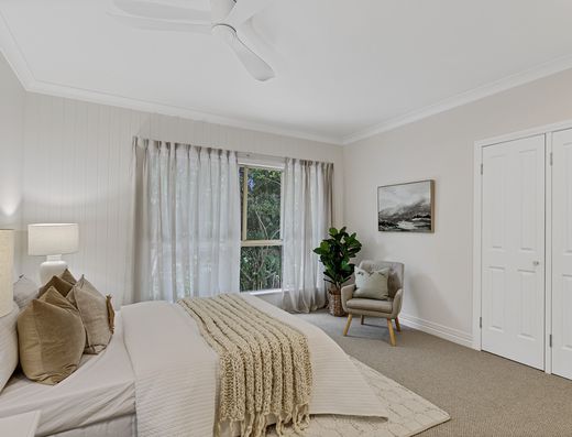 Well appointed upstairs residence in leafy surrounds image 18 Well appointed upstairs residence in leafy surrounds image 18