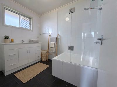 19 Bay St, Redland Bay
