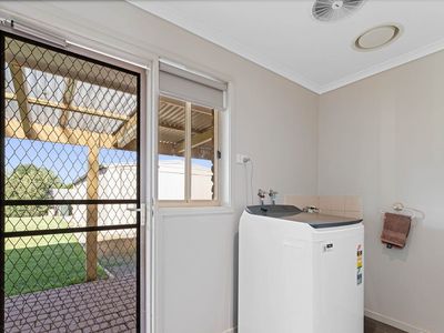 10 Songlark Crescent, Werribee