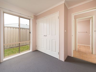 8 WATTLE WAY, West Albury