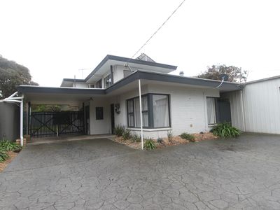 16 Pine Road, Bayswater