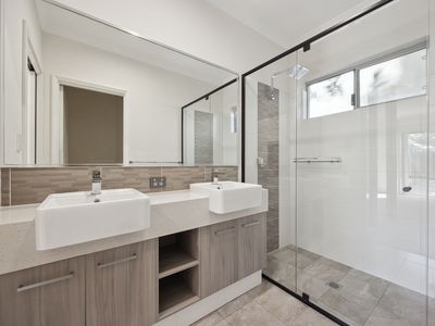 12A Loris Way, Kardinya