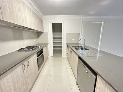 27 Courtney Loop, Oran Park