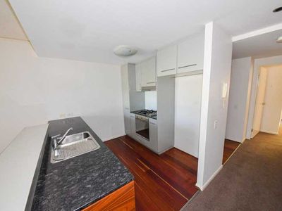 20 / 43 Love, Bulimba