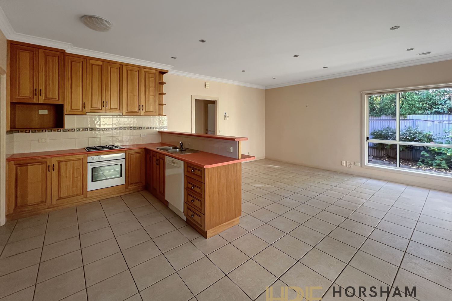 1 / 8 Dougherty Street, Horsham