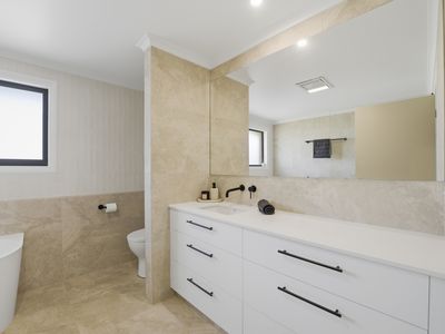 28 Holmes Crescent, Griffith