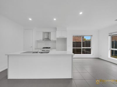 4 Hoddle Link, Manor Lakes