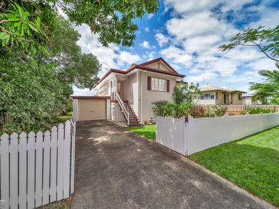 18 Downing St, Earlville
