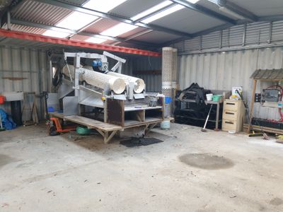 100 Cockle Creek Road, Recherche