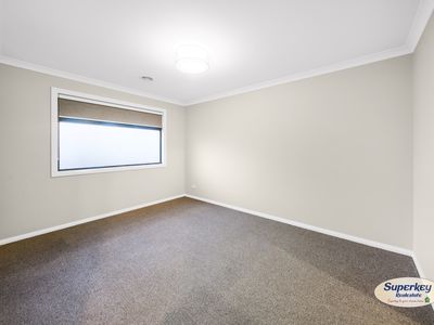 5 Bensonhurst Parade, Point Cook