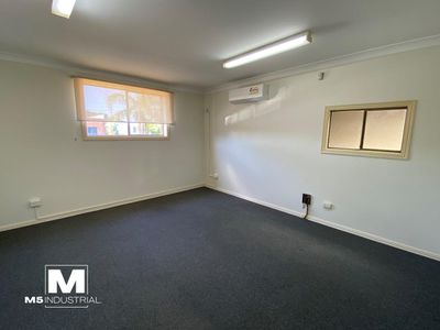 8 / 1 Field Close, Moorebank