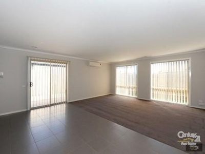 30 Kingsfield Crescent, Lynbrook