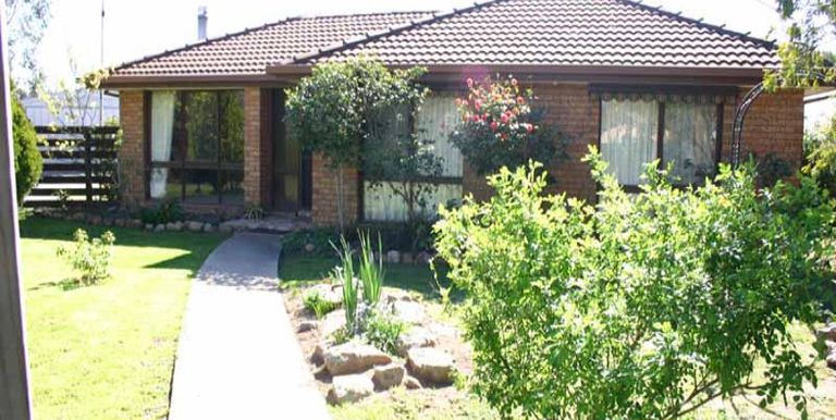 4 Rose Street, Violet Town