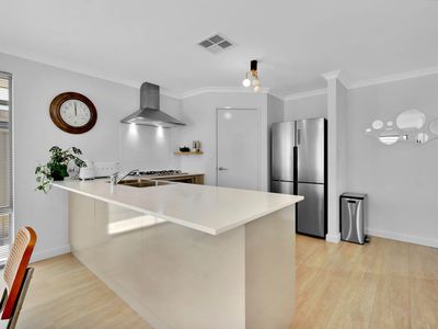 4 Golden Way, Piara Waters