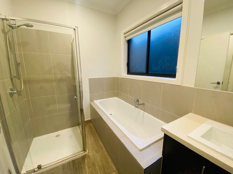 23 Chromite Circuit, Weir Views