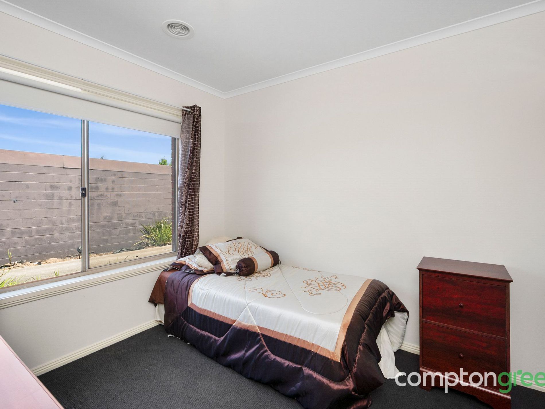 2 / 60 Tanner Street, Breakwater
