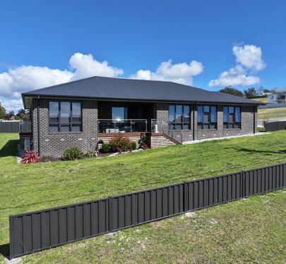 1 Marilyn Drive, Bridport