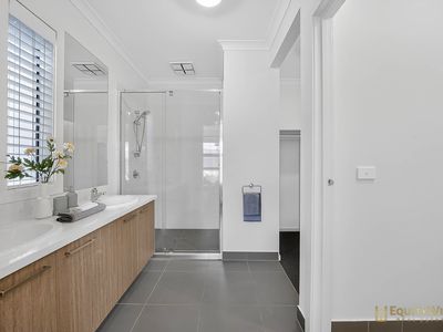 14 Pepita Crescent, Manor Lakes