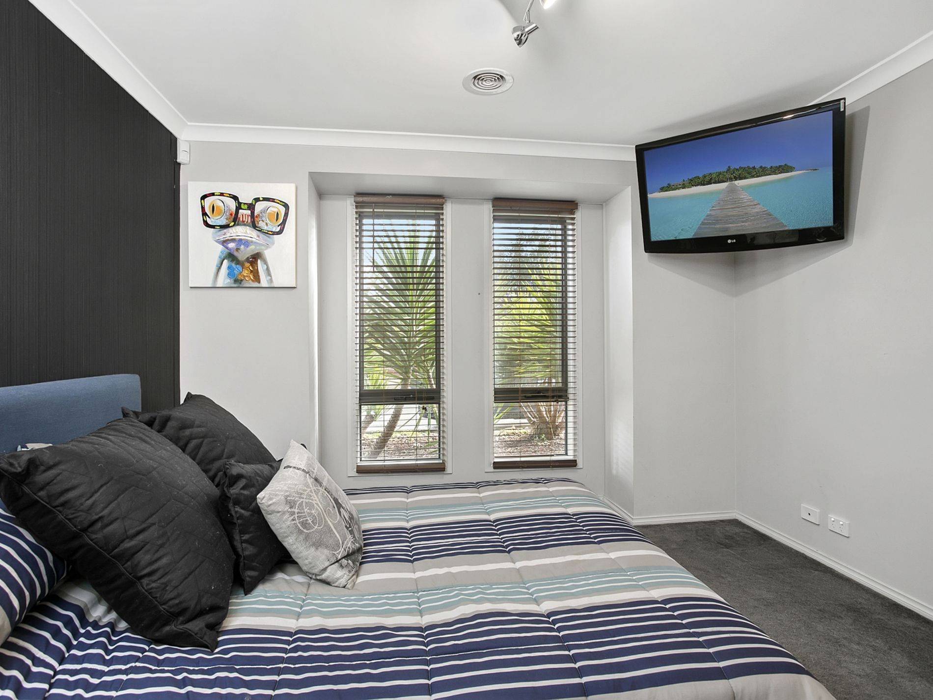 8 Yarraman Road, Manor Lakes