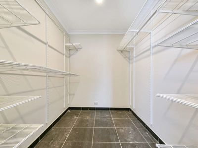 2 Tiverton Court, Moulden