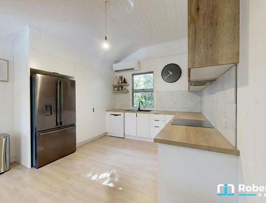 Renovated queenslander in the heart of Boreen Point. image 4