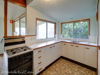 222-224 Western Avenue, Montville