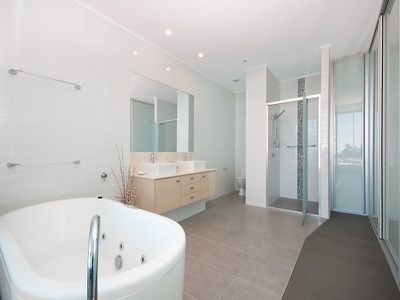 210 / 72 The Strand, North Ward