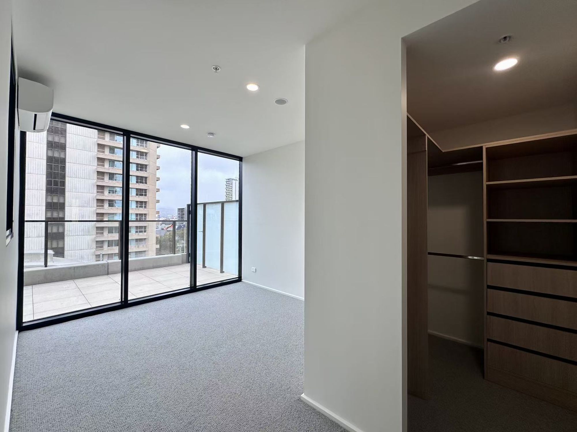 909 / 6 Penaluna Place, Adelaide