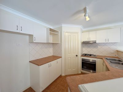 8 / 10 Great Eastern Highway, Somerville