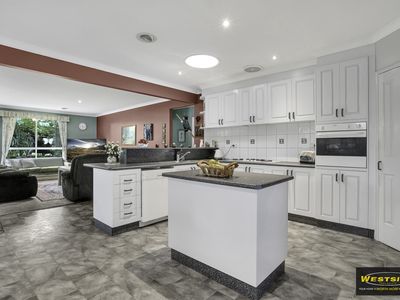 8 Church Avenue, Taylors Hill